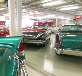Museum with Wall Mirror to Showcase Cars